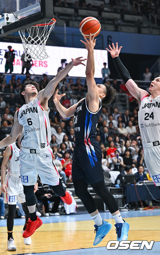 [OSEN=고양, 박준형 기자] 6일 오후 경기도 고양 소노 아레나에서 ’2027 FIBA 농구월드컵’ 아시아지역 윈도우 B조 6차전 대한민국과 일본의 경기가 열렸다.니콜라스 마줄스 감독이 이끄는 한국 남자농구대표팀(2승3패)은 일본(4승1패)을 반드시 잡아야 한다. 일본을 못 이기면 한국은 탈락이다.1쿼터 다니엘이 레이업슛을 성공시키고 있다.  2026.07.06 / soul1014@osen.co.kr