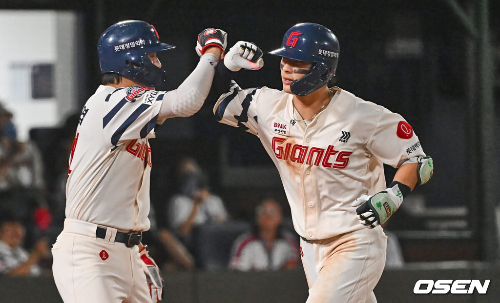 19일 부산 사직야구장에서 2024 신한 SOL 뱅크 KBO 리그 롯데 자이언츠와 LG 트윈스의 경기가 열렸다. 홈팀 롯데는 박세웅이 선발 출전하고 LG는 임준형이 선발 출전했다.롯데 자이언츠 윤동희가 6회말 무사 1루 좌월 동점 2점 홈런을 치고 하이파이브를 하고 있다. 2024.09.19 / foto0307@osen.co.kr