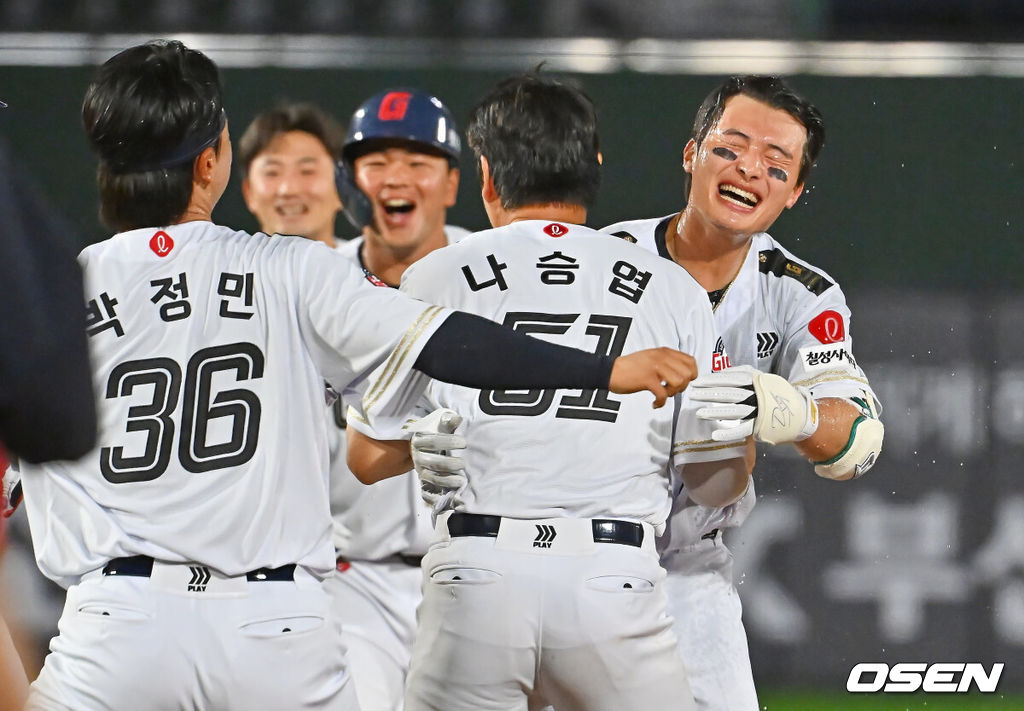 23일 부산 사직야구장에서 2026 신한 SOL KBO 리그 롯데 자이언츠와 NC 다이노스의 경기가 열렸다. 홈팀 롯데는 박세웅이, 방문팀 NC는 라일리가 선발 출전했다.롯데 자이언츠 윤동희가 9회말 1사 1,2루 끝내기 안타를 치고 기쁨을 나누고 있다. 2026.06.23 / foto0307@osen.co.kr