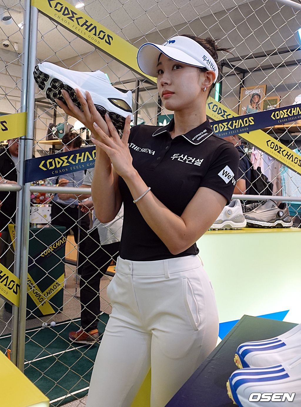 코드케이오스 27 런칭 기념 행사에서 제품을 손에 들고 포즈를 취하고 있는 유현주 프로.