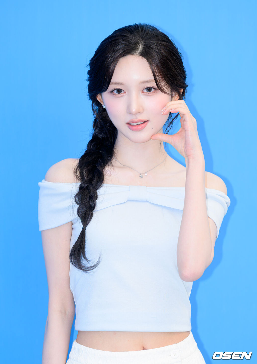 19일 서울 LES601 성수에서 클렌징 전문 브랜드의 리뉴얼 제품 출시 기념 이벤트가 열렸다.이날 행사에는 더보이즈 영훈, 아이브 가을, 언차일드 예은, 하은, 이본이 참석해 자리를 빛냈다.아이브 가을이 포토타임을 가지고 있다. 2026.05.19 /sunday@osen.co.kr