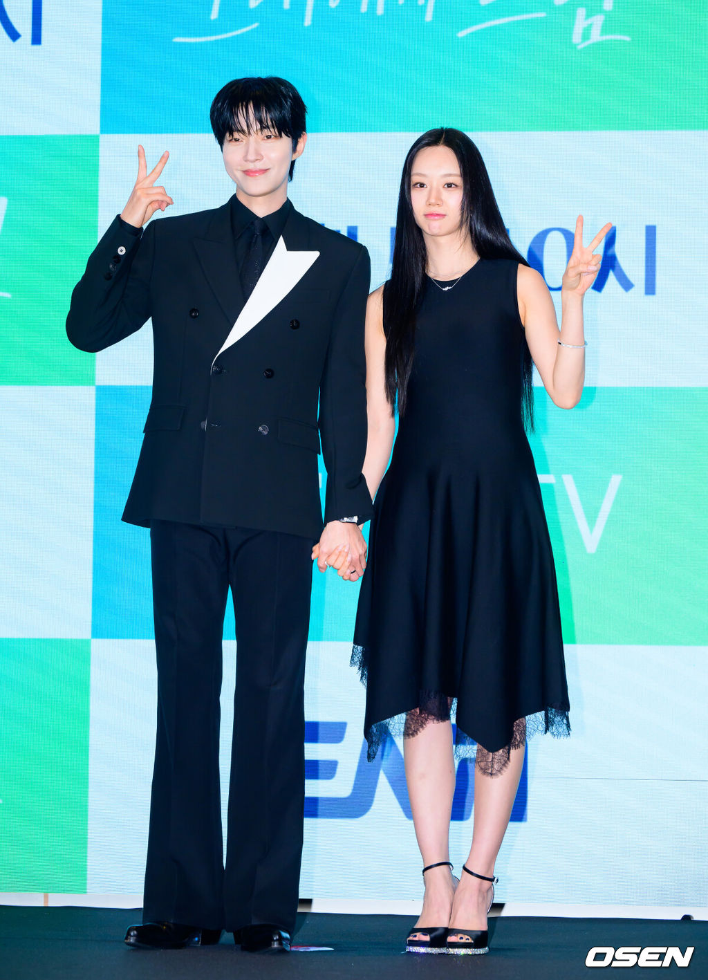 7일 서울 신도림 디큐브 더세인트에서 ENA 새 월화드라마 ‘그대에게 드림’ 제작발표회가 진행됐다.‘그대에게 드림’은 꿈을 이루고 돌아온 천재 영화감독 우수빈(황인엽 분)과 꿈을 잊은 채 사는 생계형 리포터 주이재(이혜리 분)의 재회 후일담을 그린 로맨틱 코미디로 이날 현장에는 유선동 감독, 황인엽, 이혜리 등이 참석했다.  배우 황인엽과 이혜리가 포즈를 취하고 있다.   2026.07.07 / soul1014@osen.co.kr
