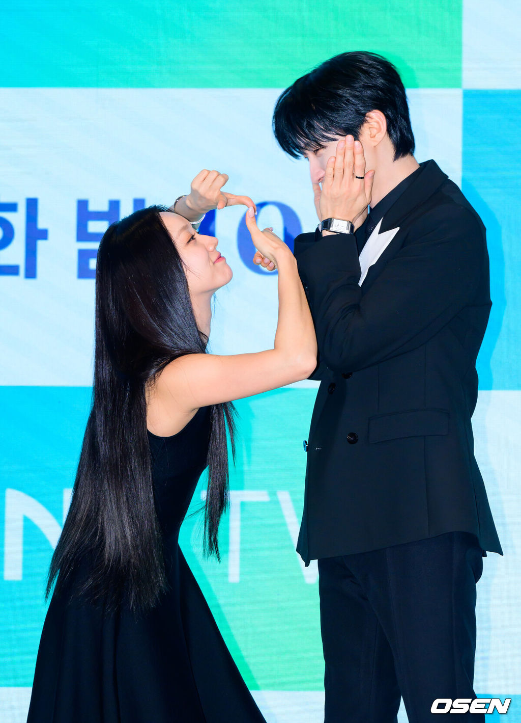 7일 서울 신도림 디큐브 더세인트에서 ENA 새 월화드라마 ‘그대에게 드림’ 제작발표회가 진행됐다.‘그대에게 드림’은 꿈을 이루고 돌아온 천재 영화감독 우수빈(황인엽 분)과 꿈을 잊은 채 사는 생계형 리포터 주이재(이혜리 분)의 재회 후일담을 그린 로맨틱 코미디로 이날 현장에는 유선동 감독, 황인엽, 이혜리 등이 참석했다. 배우 황인엽과 이혜리가 포즈를 취하고 있다. 2026.07.07 / soul1014@osen.co.kr