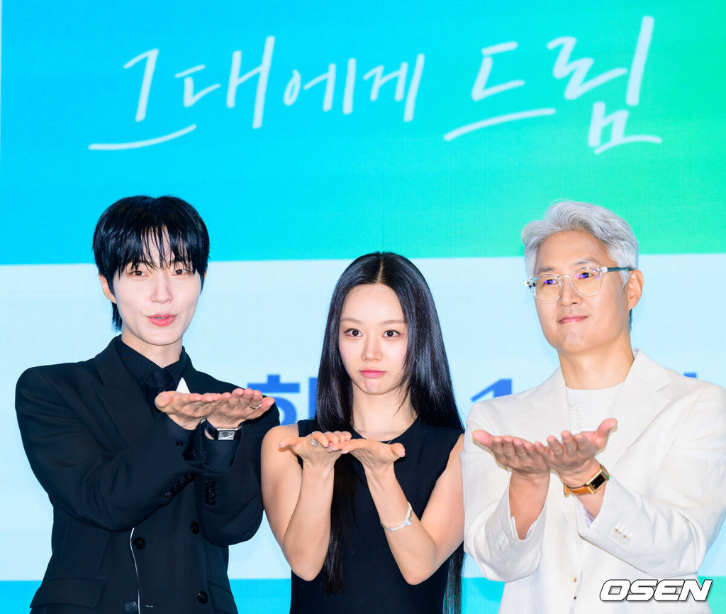 7일 서울 신도림 디큐브 더세인트에서 ENA 새 월화드라마 ‘그대에게 드림’ 제작발표회가 진행됐다.‘그대에게 드림’은 꿈을 이루고 돌아온 천재 영화감독 우수빈(황인엽 분)과 꿈을 잊은 채 사는 생계형 리포터 주이재(이혜리 분)의 재회 후일담을 그린 로맨틱 코미디로 이날 현장에는 유선동 감독, 황인엽, 이혜리 등이 참석했다.  배우 황인엽과 이혜리, 유선동 감독이 포즈를 취하고 있다.   2026.07.07 / soul1014@osen.co.kr