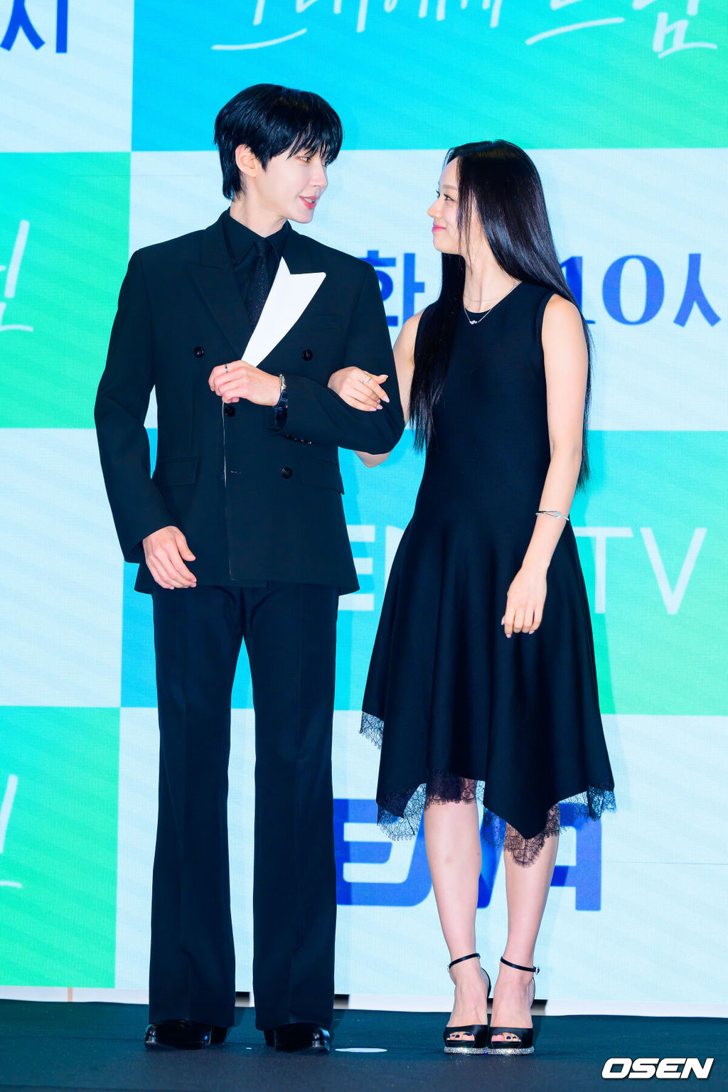 7일 서울 신도림 디큐브 더세인트에서 ENA 새 월화드라마 ‘그대에게 드림’ 제작발표회가 진행됐다.‘그대에게 드림’은 꿈을 이루고 돌아온 천재 영화감독 우수빈(황인엽 분)과 꿈을 잊은 채 사는 생계형 리포터 주이재(이혜리 분)의 재회 후일담을 그린 로맨틱 코미디로 이날 현장에는 유선동 감독, 황인엽, 이혜리 등이 참석했다.  배우 황인엽과 이혜리가 포즈를 취하고 있다.   2026.07.07 / soul1014@osen.co.kr