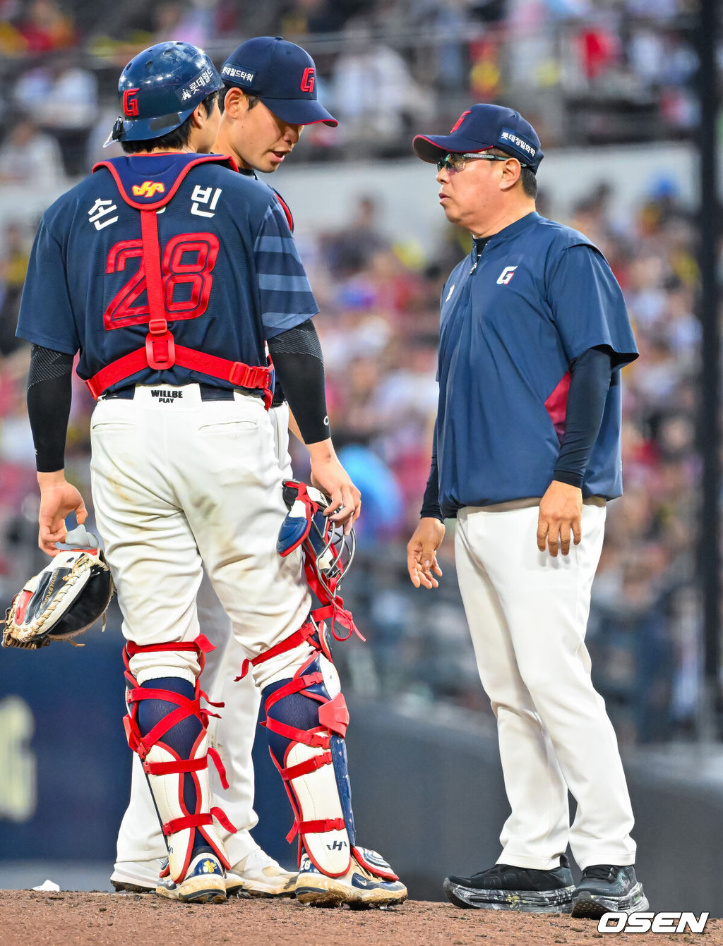 3일 광주-기아 챔피언스필드에서 2026 신한 SOL KBO 리그 KIA 타이거즈와 롯데 자이언츠의 경기가 열렸다.이날 KIA는 황동하, 롯데는 김진욱을 선발로 내세웠다.7회말 무사 주자 1루 KIA 김호령 타석에서 롯데 김진욱이 마운드에 오른 김태형 감독과 얘기를 나누고 있다. 2026.06.03 / rumi@osen.co.kr