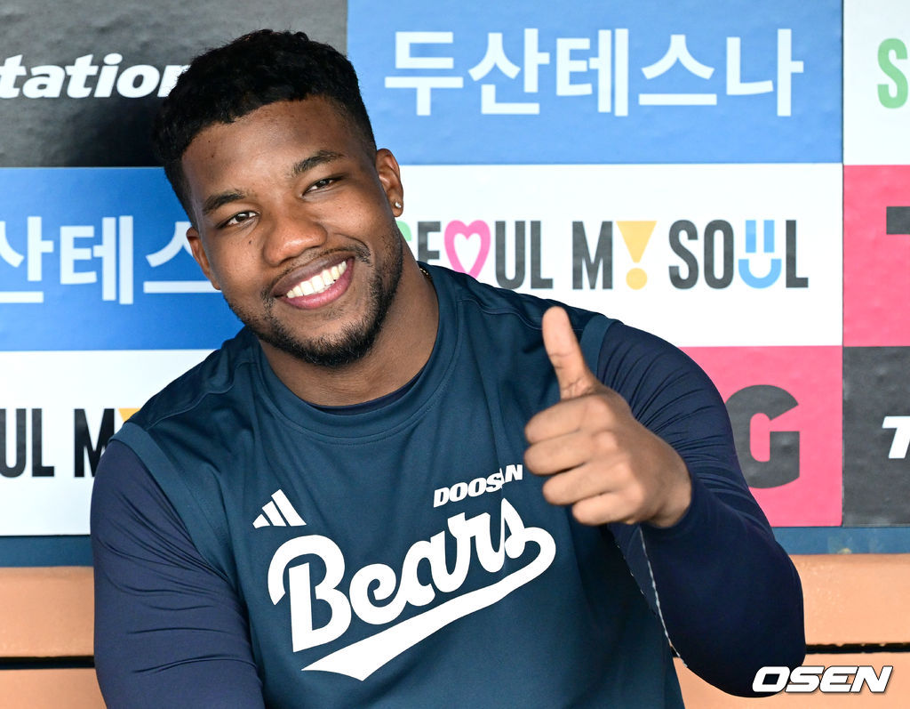 두산 세베리노의 자신감 넘치는 엄지척 인사.