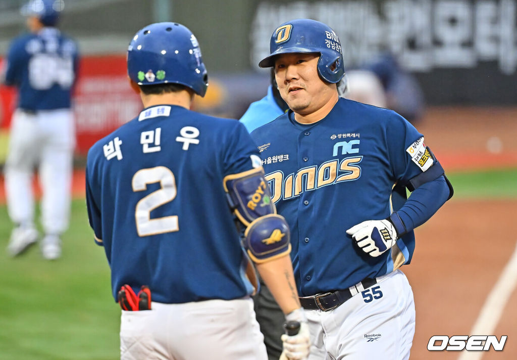 24일 부산 사직야구장에서 2026 신한 SOL KBO 리그 롯데 자이언츠와 NC 다이노스의 경기가 열렸다. 홈팀 롯데는 로드리게스가, 방문팀 NC는 테일러가 선발 출전했다.NC 다이노스 이우성이 1회초 1사 좌월 솔로 홈런을 치고 하이파이브를 하고 있다. 2026.06.24 / foto0307@osen.co.kr