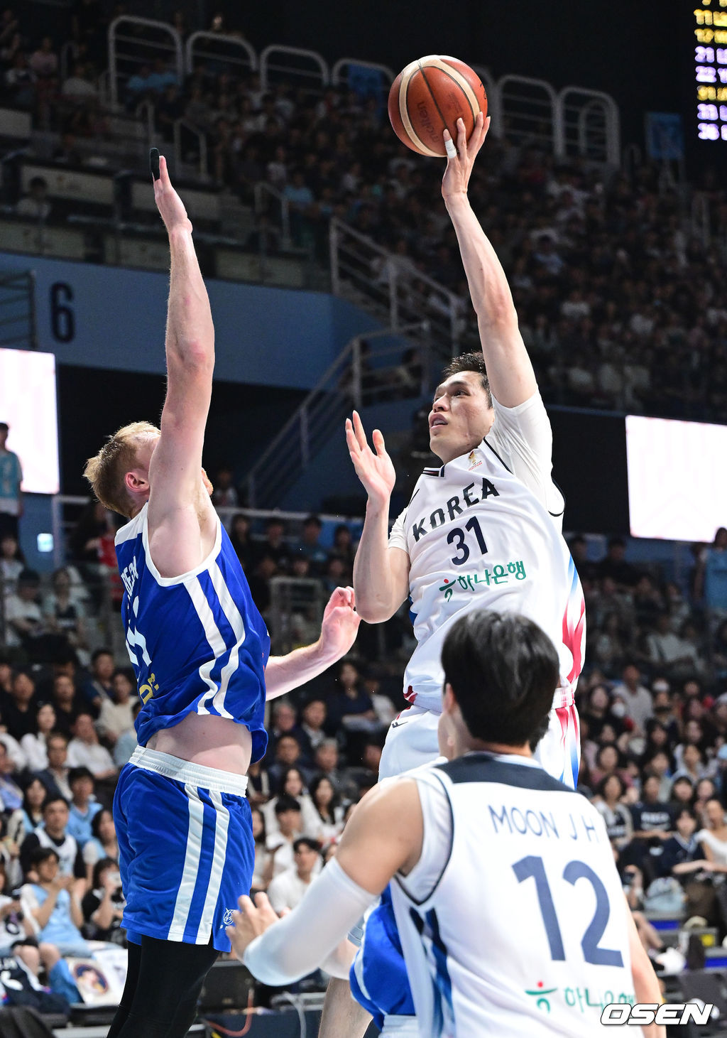 3일 오후 경기도 고양 소노 아레나에서 ’2027 FIBA 카타르 농구월드컵’ 아시아 예선 1라운드 5차전 대한민국과 대만의 경기가 열렸다.니콜라스 마줄스 감독이 이끄는 한국 남자농구대표팀은 이날 경기에서 대만을 잡으면 최소 조 3위를 확정짓고 아시아예선 2라운드로 향한다.2쿼터, 한국 장재석이 슛을 시도하고 있다. 2026.07.03 / dreamer@osen.co.kr