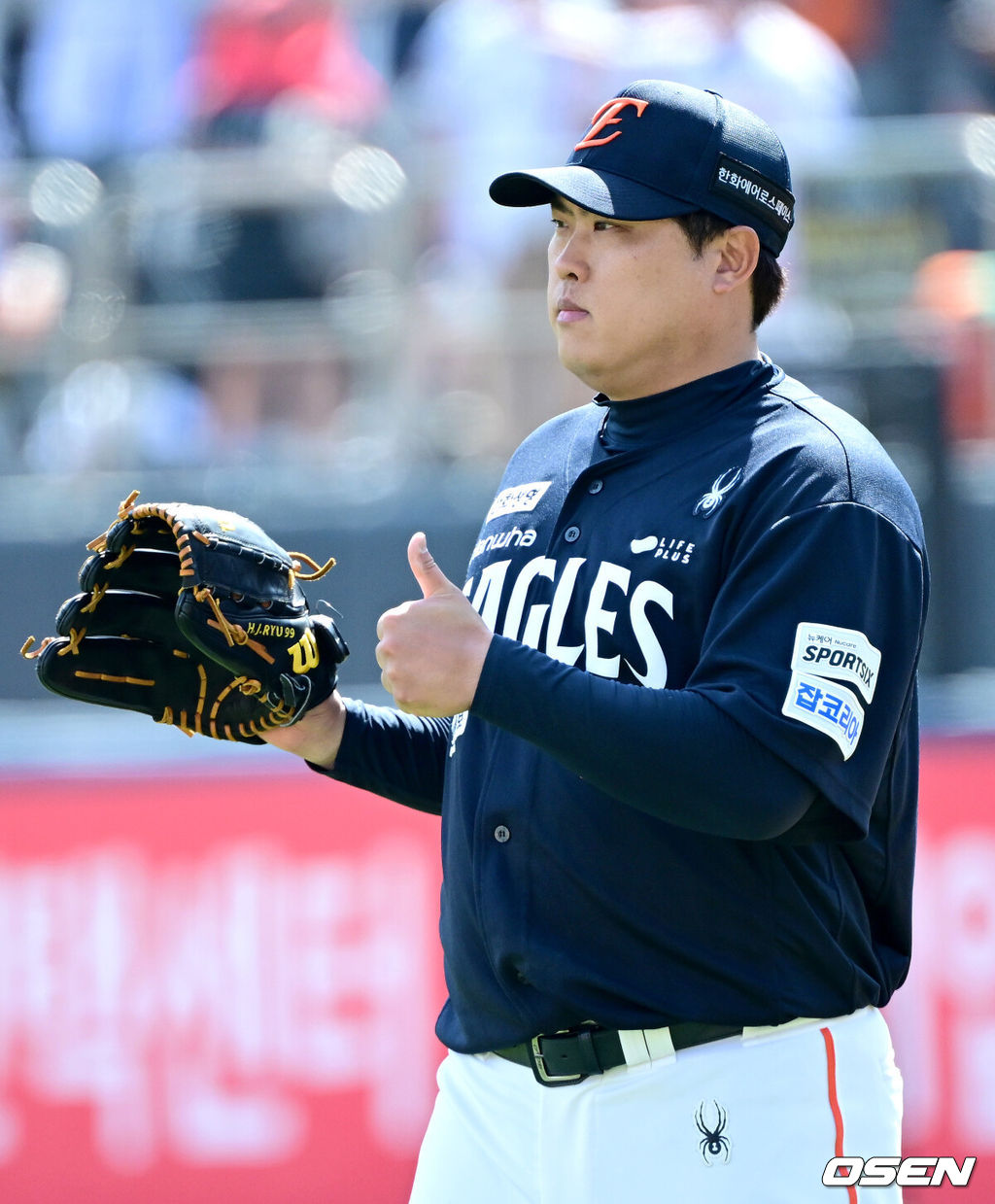 17일 수원 KT위즈파크에서 ‘2026 신한 SOL Bank KBO리그’ KT 위즈와 한화 이글스의 경기가 열렸다.홈팀 KT는 맷 사우어, 방문팀 한화는 류현진을 선발로 내세웠다.4회말 무사 선두타자로 나선 KT 장성우의 내야 땅볼 때 한화 선발 류현진이 좋은 수비를 펼친 노시환을 향해 인사를 전하고 있다. 2026.05.17 / dreamer@osen.co.kr