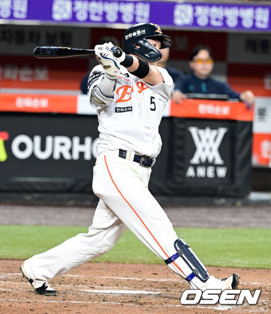 [OSEN=대전, 지형준 기자] 7일 대전 한화생명 볼파크에서 2026 신한 SOL KBO리그 한화 이글스와 NC 다이노스의 경기가 열렸다.이날 한화는 박준영, NC는 커티스 테일러가 선발로 나섰다.7회말 2사 1,2루에서 한화 이도윤이 1타점 적시타를 날리고 있다. 2026.07.07 / jpnews@osen.co.kr