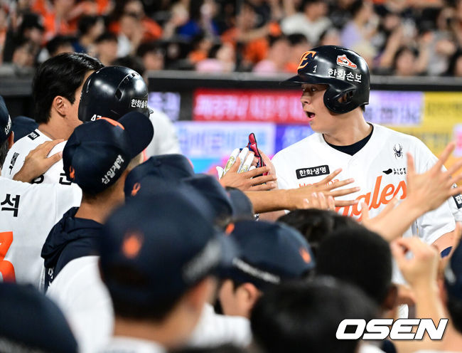 [OSEN=대전, 지형준 기자] 7일 대전 한화생명 볼파크에서 2026 신한 SOL KBO리그 한화 이글스와 NC 다이노스의 경기가 열렸다.이날 한화는 박준영, NC는 커티스 테일러가 선발로 나섰다.7회말 2사 1,2루에서 한화 노시환이 이도윤의 1타점 적시타에 득점에 성공하며 동료선수들과 하이파이브를 하고 있다. 2026.07.07 / jpnews@osen.co.kr