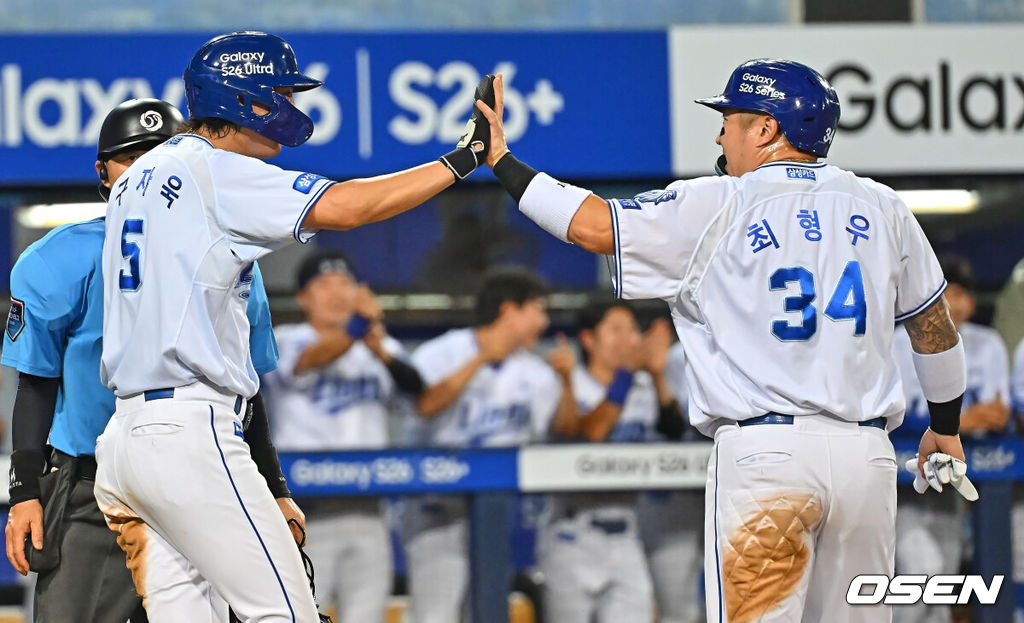 7일 대구삼성라이온즈파크에서 2026 신한 SOL KBO 리그 삼성 라이온즈와 LG 트윈스의 경기가 열렸다. 홈팀 삼성은 후라도가, 방문팀 LG는 톨허스트가 선발 출전했다. 삼성 라이온즈 최형우와 구자욱이 5회말 2사 2,3루 류지혁의 2루수 내야 땅볼에 이어 2루수 송구 실책으로 득점을 올리고 하이파이브를 하고 있다. 2026.07.07 / foto0307@osen.co.kr