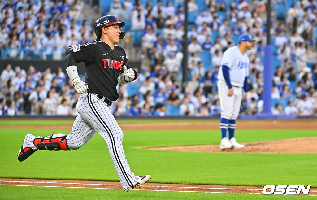 7일 대구삼성라이온즈파크에서 2026 신한 SOL KBO 리그 삼성 라이온즈와 LG 트윈스의 경기가 열렸다. 홈팀 삼성은 후라도가, 방문팀 LG는 톨허스트가 선발 출전했다. LG 트윈스 박동원이 4회초 1사 1루 좌월 2점 홈런을 치고 그라운드를 돌고 있다. 2026.07.07 / foto0307@osen.co.kr