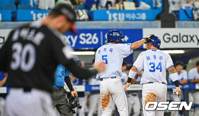 [OSEN=대구, 이석우 기자] 7일 대구삼성라이온즈파크에서 2026 신한 SOL KBO 리그 삼성 라이온즈와 LG 트윈스의 경기가 열렸다. 홈팀 삼성은 후라도가, 방문팀 LG는 톨허스트가 선발 출전했다. 삼성 라이온즈 구자욱이 5회말 2사 2,3루 류지혁의 2루수 내야 땅볼에 이어 2루수 송구 실책으로 득점을 올린 최형우와 기쁨을 나누고 있다. 2026.07.07 / foto0307@osen.co.kr