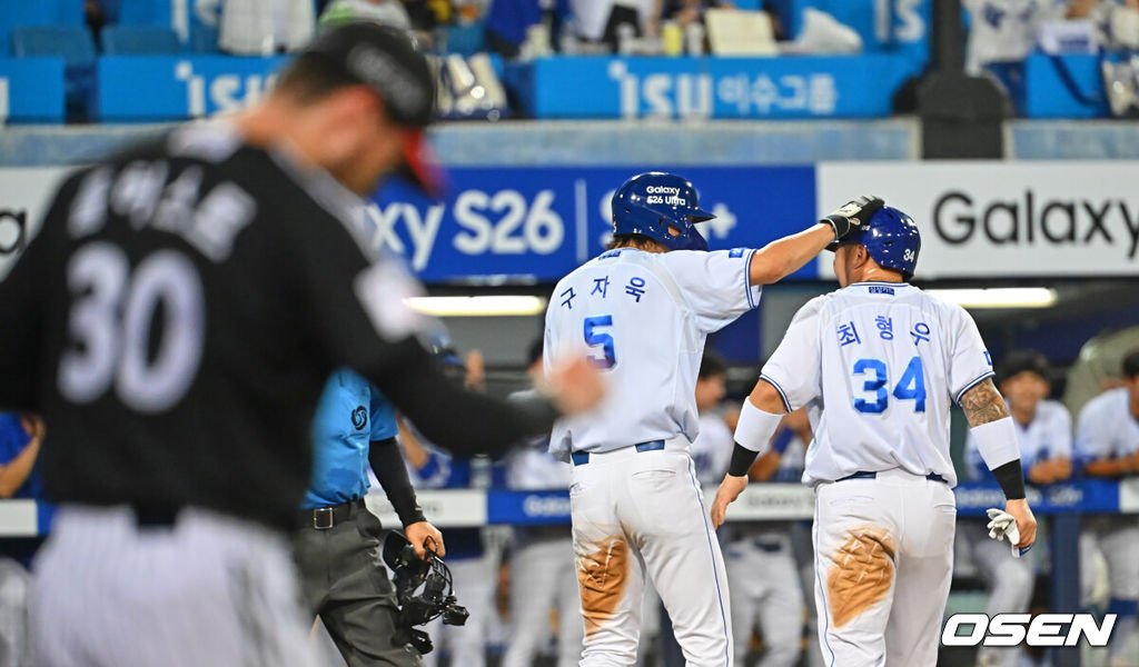 7일 대구삼성라이온즈파크에서 2026 신한 SOL KBO 리그 삼성 라이온즈와 LG 트윈스의 경기가 열렸다. 홈팀 삼성은 후라도가, 방문팀 LG는 톨허스트가 선발 출전했다. 삼성 라이온즈 구자욱이 5회말 2사 2,3루 류지혁의 2루수 내야 땅볼에 이어 2루수 송구 실책으로 득점을 올린 최형우와 기쁨을 나누고 있다. 2026.07.07 / foto0307@osen.co.kr