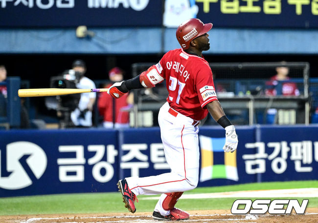 [OSEN=잠실, 최규한 기자] 7일 서울 잠실야구장에서 ‘2026 신한 SOL Bank KBO리그’ 두산 베어스와 SSG 랜더스의 경기가 열렸다. 6회초 1사 1, 2루 상황 SSG 에레디아가 선제 2타점 좌중간 2루타를 날리고 있다. 2026.07.07 / dreamer@osen.co.kr