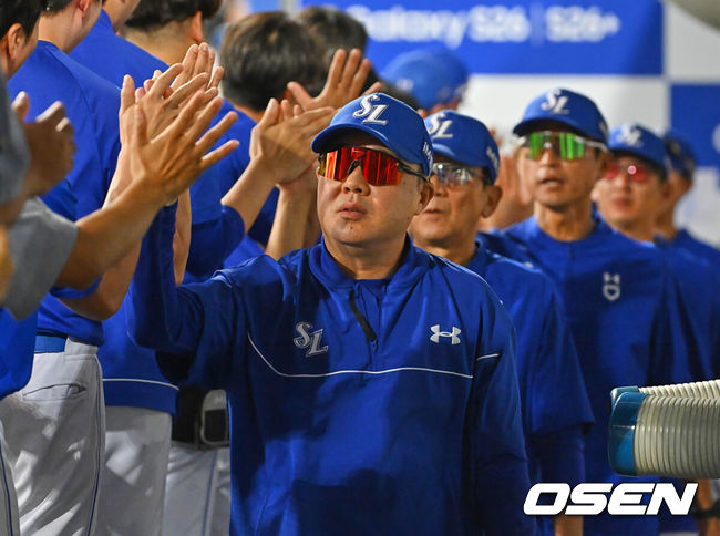[OSEN=대구, 이석우 기자] 7일 대구삼성라이온즈파크에서 2026 신한 SOL KBO 리그 삼성 라이온즈와 LG 트윈스의 경기가 열렸다. 홈팀 삼성은 후라도가, 방문팀 LG는 톨허스트가 선발 출전했다. 삼성 라이온즈 박진만 감독이 LG 트윈스에 9-2로 승리한 후 1위 등극 하이파이브를 하고 있다. 2026.07.07 / foto0307@osen.co.kr