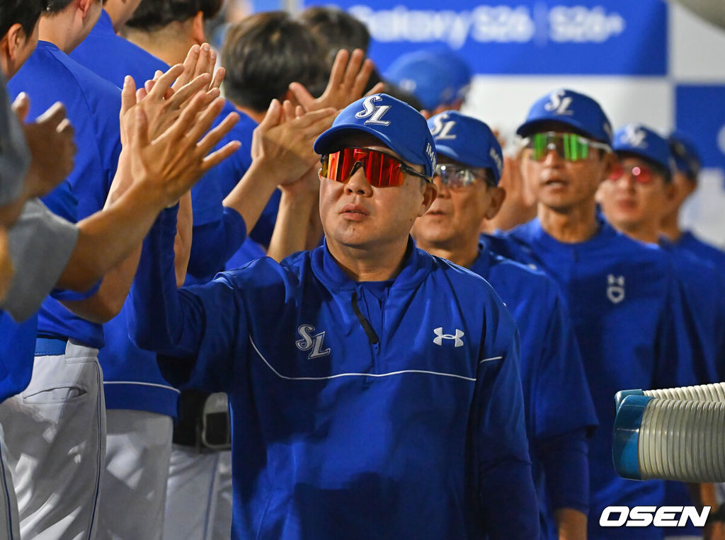 7일 대구삼성라이온즈파크에서 2026 신한 SOL KBO 리그 삼성 라이온즈와 LG 트윈스의 경기가 열렸다. 홈팀 삼성은 후라도가, 방문팀 LG는 톨허스트가 선발 출전했다. 삼성 라이온즈 박진만 감독이 LG 트윈스에 9-2로 승리한 후 1위 등극 하이파이브를 하고 있다. 2026.07.07 / foto0307@osen.co.kr