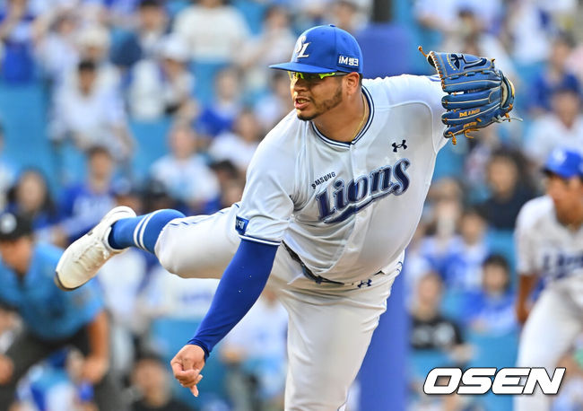 [OSEN=대구, 이석우 기자] 7일 대구삼성라이온즈파크에서 2026 신한 SOL KBO 리그 삼성 라이온즈와 LG 트윈스의 경기가 열렸다. 홈팀 삼성은 후라도가, 방문팀 LG는 톨허스트가 선발 출전했다. 삼성 라이온즈 선발 투수 후라도가 2회초 2사 만루 LG 트윈스 박해민을 삼진으로 잡고 있다. 2026.07.07 / foto0307@osen.co.kr