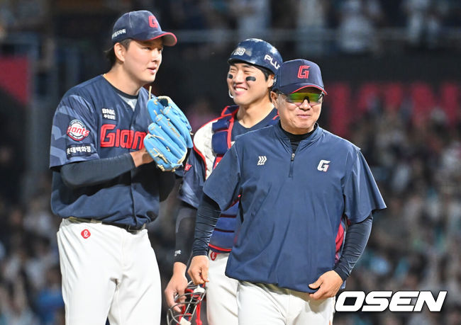 [OSEN=창원, 이석우 기자] 29일 창원NC파크에서 2026 신한 SOL KBO 리그 NC 다이노스와 롯데 자이언츠의 경기가 열렸다. 홈팀 NC는 구창모가, 방문팀 롯데는 박세웅이 선발 출전했다. 롯데 자이언츠 김태형 감독이 8회말 2사 마운드에 올라 김원중, 손성빈과 함께 활짝 웃고 있다. 2026.05.29 / foto0307@osen.co.kr