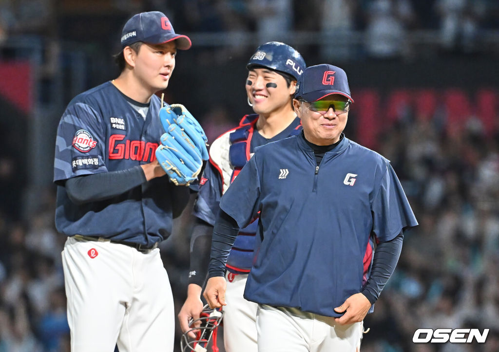 29일 창원NC파크에서 2026 신한 SOL KBO 리그 NC 다이노스와 롯데 자이언츠의 경기가 열렸다. 홈팀 NC는 구창모가, 방문팀 롯데는 박세웅이 선발 출전했다. 롯데 자이언츠 김태형 감독이 8회말 2사 마운드에 올라 김원중, 손성빈과 함께 활짝 웃고 있다. 2026.05.29 / foto0307@osen.co.kr