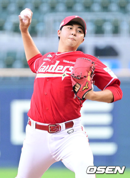 [OSEN=잠실, 최규한 기자] 7일 서울 잠실야구장에서 ‘2026 신한 SOL Bank KBO리그’ 두산 베어스와 SSG 랜더스의 경기가 열렸다.홈팀 두산은 웨스 벤자민, 방문팀 SSG는 김민준을 선발로 내세웠다. 1회말 SSG 선발 김민준이 힘차게 공을 뿌리고 있다. 2026.07.07 / dreamer@osen.co.kr