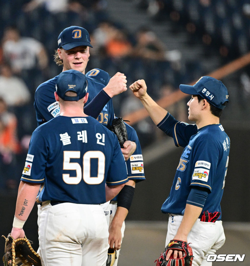 7일 대전 한화생명 볼파크에서 2026 신한 SOL KBO리그 한화 이글스와 NC 다이노스의 경기가 열렸다.이날 한화는 박준영, NC는 커티스 테일러가 선발로 나섰다.7회말 1사에서 NC 테일러가 교체되며 박민우와 주먹을 맞대고 있다. 2026.07.07 / jpnews@osen.co.kr