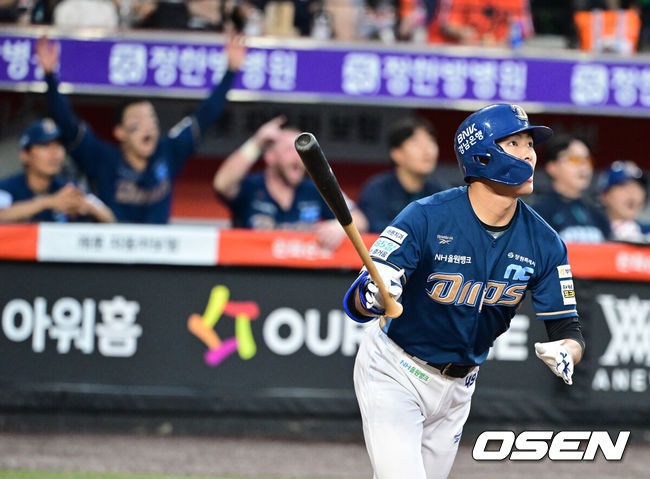 [OSEN=대전, 지형준 기자] 7일 대전 한화생명 볼파크에서 2026 신한 SOL KBO리그 한화 이글스와 NC 다이노스의 경기가 열렸다.이날 한화는 박준영, NC는 커티스 테일러가 선발로 나섰다.4회초 1사 1,2루에서 NC 고준휘가 선제 우월 스리런포를 날리고 있다. 2026.07.07 / jpnews@osen.co.kr