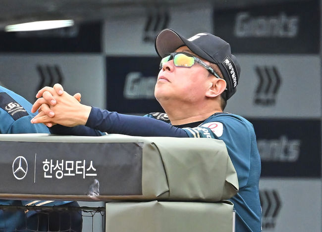 7일 부산 사직야구장에서 2026 신한 SOL KBO 리그 롯데 자이언츠와 한화 이글스의 경기가 열렸다. 홈팀 롯데는 비슬리가, 방문팀 한화는 황준서가 선발 출전했다.롯데 자이언츠 김태형 감독이 1회초 4실점하자 아쉬운 듯한 표정을 짓고 있다. 2026.06.07 / foto0307@osen.co.kr