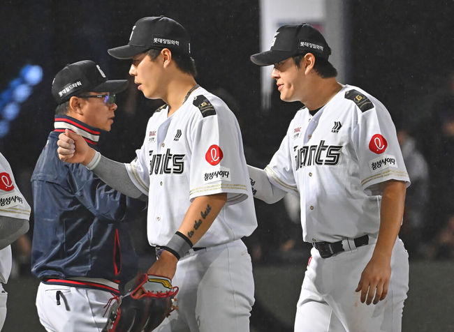 24일 부산 사직야구장에서 2026 신한 SOL KBO 리그 롯데 자이언츠와 NC 다이노스의 경기가 열렸다. 홈팀 롯데는 로드리게스가, 방문팀 NC는 테일러가 선발 출전했다.롯데 자이언츠 김태형 감독이 5-3으로 역전승을 올리고 나승엽과 기쁨을 나누고 있다. 2026.06.24 / foto0307@osen.co.kr