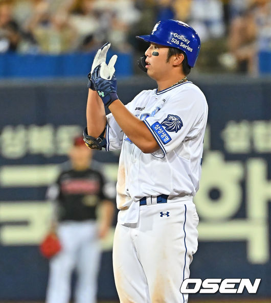 [OSEN=대구, 이석우 기자] 7일 대구삼성라이온즈파크에서 2026 신한 SOL KBO 리그 삼성 라이온즈와 LG 트윈스의 경기가 열렸다. 홈팀 삼성은 후라도가, 방문팀 LG는 톨허스트가 선발 출전했다. 삼성 라이온즈 김영웅이 7회말 2사 1,2루 중견수 오른쪽 1타점 적시타를 치고 세리머니를 하고 있다. 2026.07.07 / foto0307@osen.co.kr