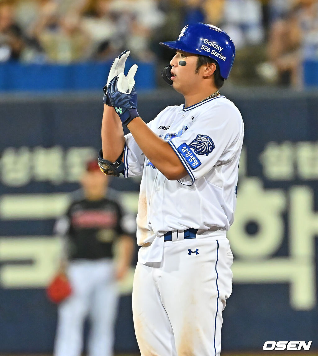 7일 대구삼성라이온즈파크에서 2026 신한 SOL KBO 리그 삼성 라이온즈와 LG 트윈스의 경기가 열렸다. 홈팀 삼성은 후라도가, 방문팀 LG는 톨허스트가 선발 출전했다. 삼성 라이온즈 김영웅이 7회말 2사 1,2루 중견수 오른쪽 1타점 적시타를 치고 세리머니를 하고 있다. 2026.07.07 / foto0307@osen.co.kr