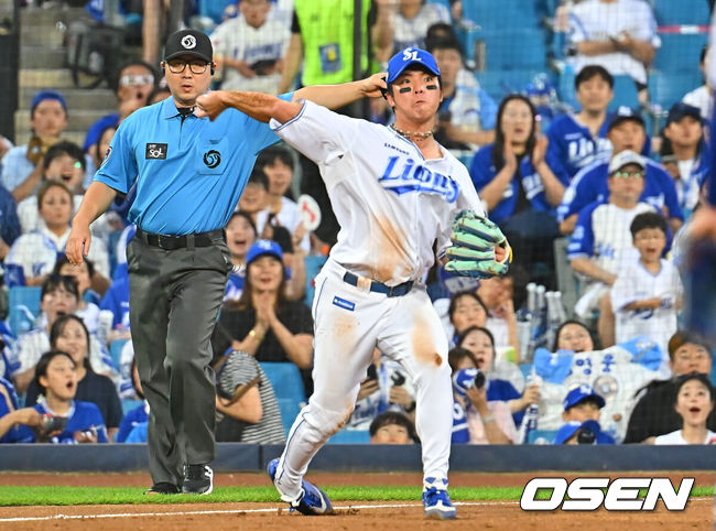 [OSEN=대구, 이석우 기자] 7일 대구삼성라이온즈파크에서 2026 신한 SOL KBO 리그 삼성 라이온즈와 LG 트윈스의 경기가 열렸다. 홈팀 삼성은 후라도가, 방문팀 LG는 톨허스트가 선발 출전했다. 삼성 라이온즈 김영웅이 4회초 2사 1루 LG 트윈스 박해민의 타구를 몸을 날려 잡아 아웃시키고 있다. 2026.07.07 / foto0307@osen.co.kr