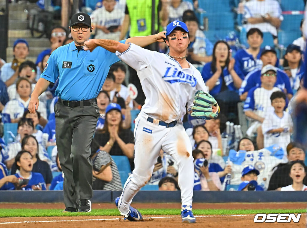 7일 대구삼성라이온즈파크에서 2026 신한 SOL KBO 리그 삼성 라이온즈와 LG 트윈스의 경기가 열렸다. 홈팀 삼성은 후라도가, 방문팀 LG는 톨허스트가 선발 출전했다. 삼성 라이온즈 김영웅이 4회초 2사 1루 LG 트윈스 박해민의 타구를 몸을 날려 잡아 아웃시키고 있다. 2026.07.07 / foto0307@osen.co.kr
