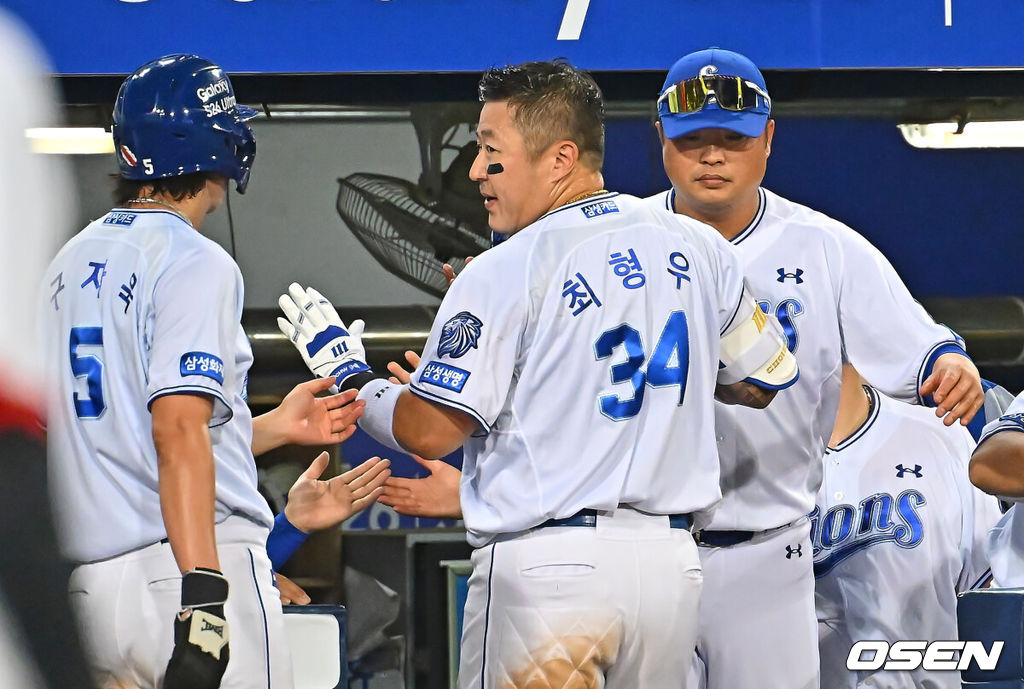 7일 대구삼성라이온즈파크에서 2026 신한 SOL KBO 리그 삼성 라이온즈와 LG 트윈스의 경기가 열렸다. 홈팀 삼성은 후라도가, 방문팀 LG는 톨허스트가 선발 출전했다. 삼성 라이온즈 최형우가 7회말 무사 2루 우중간 1타점 안타를 치고 KBO 최초 1800타점 기록을 세운 후 하이파이브를 하고 있다. 2026.07.07 / foto0307@osen.co.kr