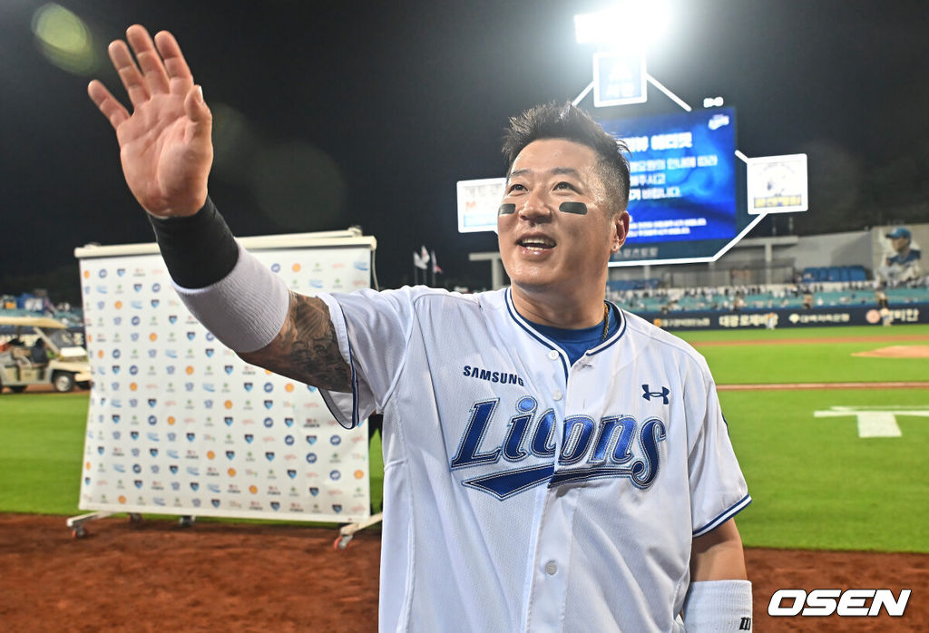7일 대구삼성라이온즈파크에서 2026 신한 SOL KBO 리그 삼성 라이온즈와 LG 트윈스의 경기가 열렸다. 홈팀 삼성은 후라도가, 방문팀 LG는 톨허스트가 선발 출전했다. KBO리그 최초 1800 타점 기록을 세운 삼성 라이온즈 최형우가 LG 트윈스에 9-2로 승리한 후 팬들에게 감사 인사를 하고 있다. 2026.07.07 / foto0307@osen.co.kr