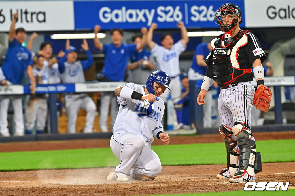 7일 대구삼성라이온즈파크에서 2026 신한 SOL KBO 리그 삼성 라이온즈와 LG 트윈스의 경기가 열렸다. 홈팀 삼성은 후라도가, 방문팀 LG는 톨허스트가 선발 출전했다. 삼성 라이온즈 최형우가 5회말 2사 2,3루 류지혁의 2루수 내야 땅볼에 이어 2루수 송구 실책으로 득점을 올리고 있다. 2026.07.07 / foto0307@osen.co.kr