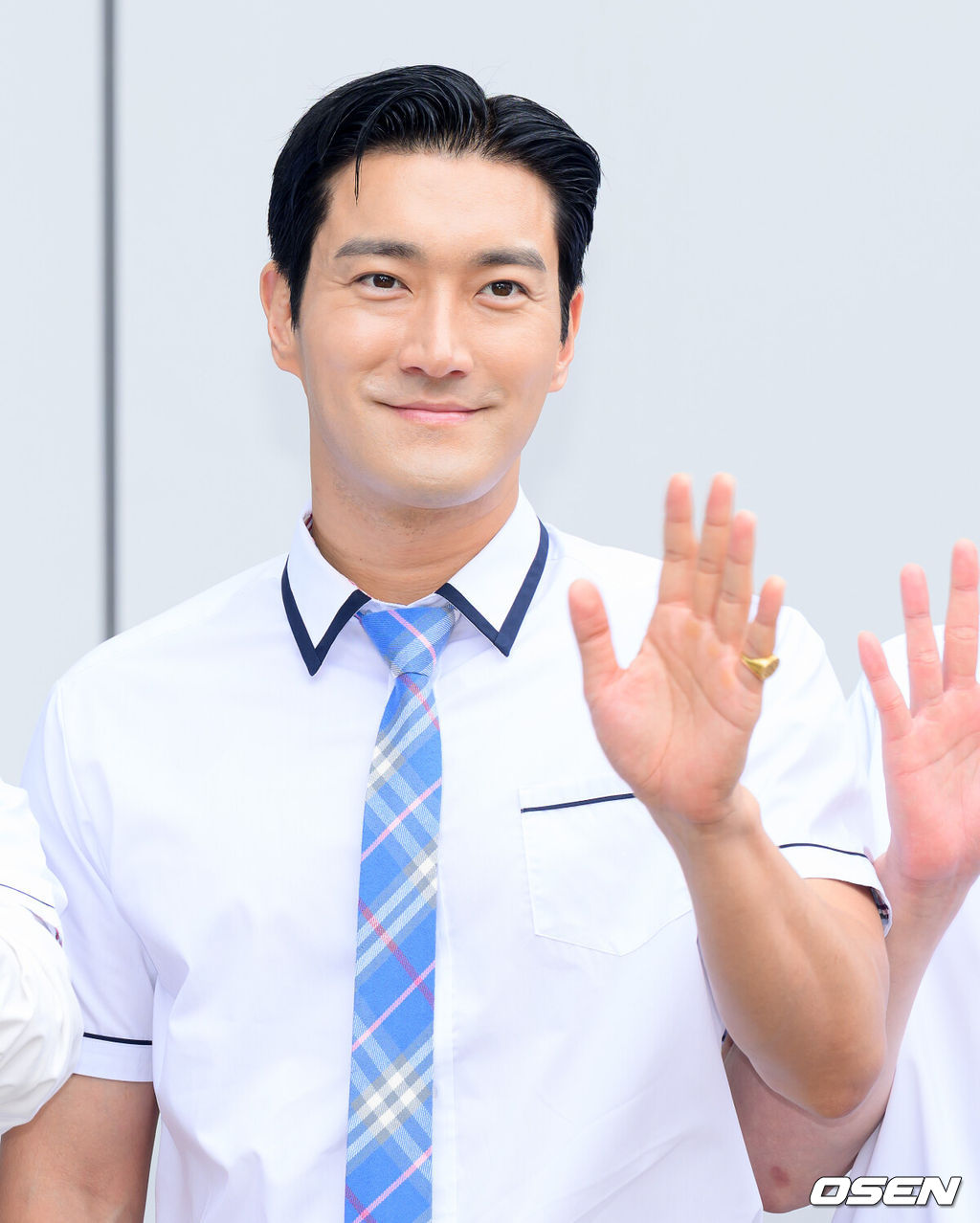 3일 경기 JTBC 스튜디오 일산에서 JTBC 예능프로그램 '아는 형님' 녹화가 진행됐다.이날 데뷔 20주년을 맞은 슈퍼주니어가 3년 만에 JTBC 예능프로그램 '아는 형님'에 출연했다.슈퍼주니어 최시원이 포토타임을 가지고 있다. 2025.07.03 /sunday@osen.co.kr