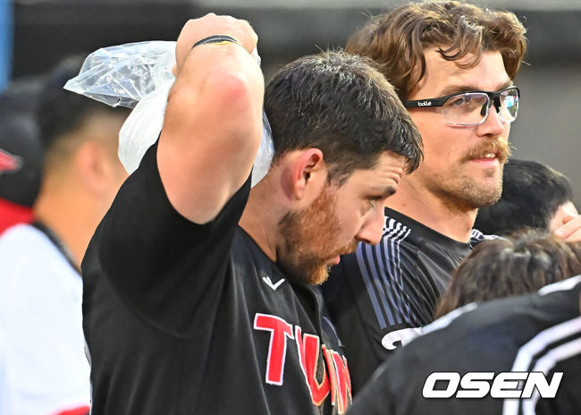 [OSEN=대구, 이석우 기자] 7일 대구삼성라이온즈파크에서 2026 신한 SOL KBO 리그 삼성 라이온즈와 LG 트윈스의 경기가 열렸다. 홈팀 삼성은 후라도가, 방문팀 LG는 톨허스트가 선발 출전했다. LG 트윈스 오스틴이 더위를 식히려 얼음 주머니를 목에 대고 있다. 2026.07.07 / foto0307@osen.co.kr