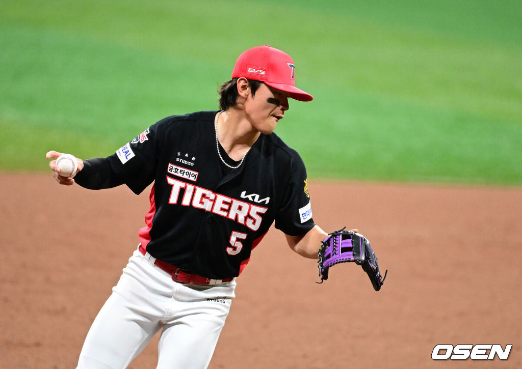 28일 오후 서울 고척스카이돔에서 2026 신한 SOL KBO리그 키움 히어로즈와 KIA 타이거즈의 경기가 열렸다.이날 키움은 케니 로젠버그, KIA는 황동하를 선발로 내세웠다.KIA 김도영이 3회말 수비를 준비하고 있다. 2026.05.28 / jpnews@osen.co.kr