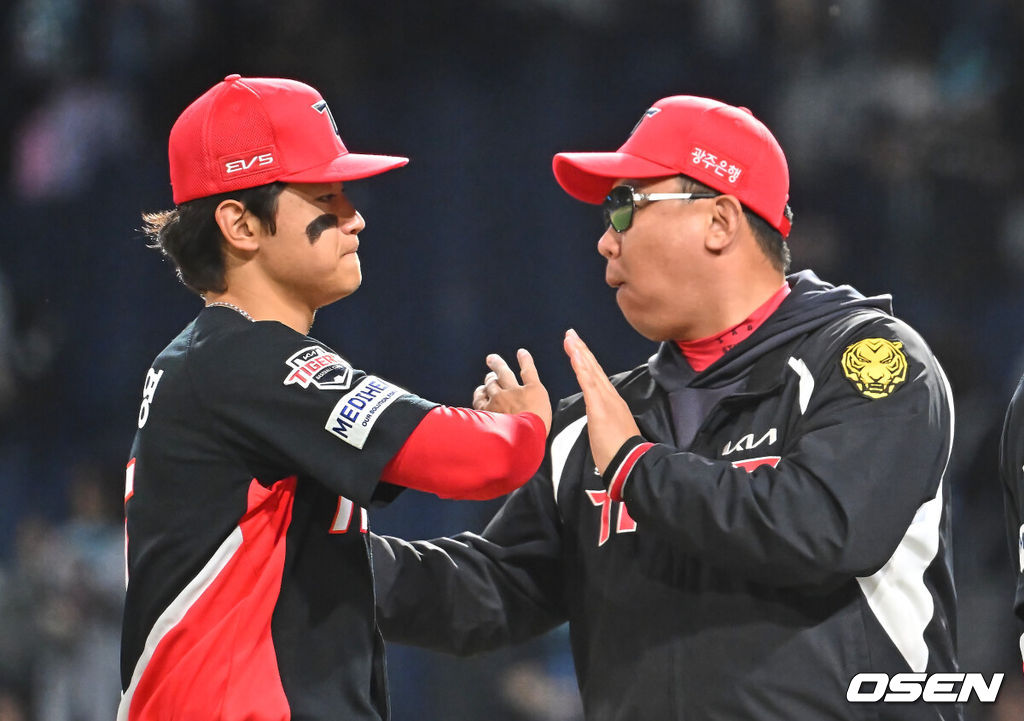 29일 창원NC파크에서 2026 신한 SOL KBO 리그 NC 다이노스와 KIA 타이거즈의 경기가 열렸다. 홈팀 NC는 구창모가, 방문팀 KIA는 이의리가 선발 출전했다. KIA 타이거즈 이범호 감독이 NC 다이노스에 연장 승부끝에 9-4로 승리한 후 김도영과 하이파이브를 하고 있다. 2026.04.29 / foto0307@osen.co.kr