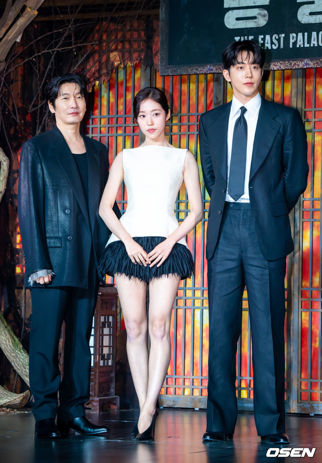 8일 서울 여의도 페어몬트 앰버서더 서울에서 넷플릭스 시리즈 ‘동궁’ 제작발표회가 진행됐다.넷플릭스 시리즈 ‘동궁’ 은 귀(⻤)의 세계를 넘나드는 능력을 가진 구천(남주혁)과 비밀을 간직한 궁녀 생강(노윤서)이 왕(조승우)의 부름을 받고 동궁에 깃든 저주를 파헤치면서 벌어지는 이야기로 이날 행사에는 최정규 감독과 남주혁, 노윤서, 조승우가 참석했다. 배우 조승우와 노윤서, 남주혁이 포즈를 취하고 있다.  2026.07.08 / soul1014@osen.co.kr