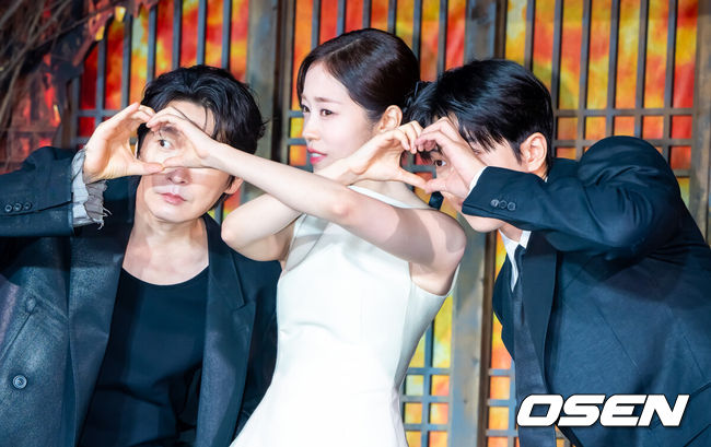 [OSEN=박준형 기자] 8일 서울 여의도 페어몬트 앰버서더 서울에서 넷플릭스 시리즈 ‘동궁’ 제작발표회가 진행됐다.넷플릭스 시리즈 ‘동궁’ 은 귀(⻤)의 세계를 넘나드는 능력을 가진 구천(남주혁)과 비밀을 간직한 궁녀 생강(노윤서)이 왕(조승우)의 부름을 받고 동궁에 깃든 저주를 파헤치면서 벌어지는 이야기로 이날 행사에는 최정규 감독과 남주혁, 노윤서, 조승우가 참석했다. 배우 조승우와 노윤서, 남주혁이 포즈를 취하고 있다.  2026.07.08 / soul1014@osen.co.kr