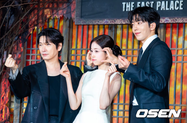 [OSEN=박준형 기자] 8일 서울 여의도 페어몬트 앰버서더 서울에서 넷플릭스 시리즈 ‘동궁’ 제작발표회가 진행됐다.넷플릭스 시리즈 ‘동궁’ 은 귀(⻤)의 세계를 넘나드는 능력을 가진 구천(남주혁)과 비밀을 간직한 궁녀 생강(노윤서)이 왕(조승우)의 부름을 받고 동궁에 깃든 저주를 파헤치면서 벌어지는 이야기로 이날 행사에는 최정규 감독과 남주혁, 노윤서, 조승우가 참석했다. 배우 조승우와 노윤서, 남주혁이 포즈를 취하고 있다.  2026.07.08 / soul1014@osen.co.kr
