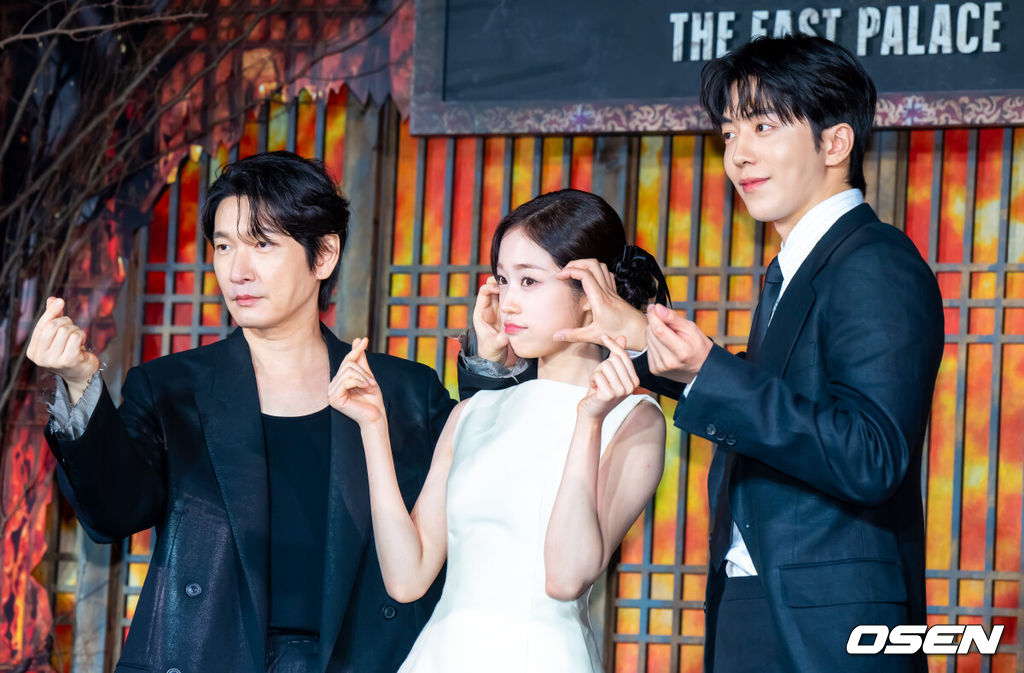 8일 서울 여의도 페어몬트 앰버서더 서울에서 넷플릭스 시리즈 ‘동궁’ 제작발표회가 진행됐다.넷플릭스 시리즈 ‘동궁’ 은 귀(⻤)의 세계를 넘나드는 능력을 가진 구천(남주혁)과 비밀을 간직한 궁녀 생강(노윤서)이 왕(조승우)의 부름을 받고 동궁에 깃든 저주를 파헤치면서 벌어지는 이야기로 이날 행사에는 최정규 감독과 남주혁, 노윤서, 조승우가 참석했다. 배우 조승우와 노윤서, 남주혁이 포즈를 취하고 있다.  2026.07.08 / soul1014@osen.co.kr