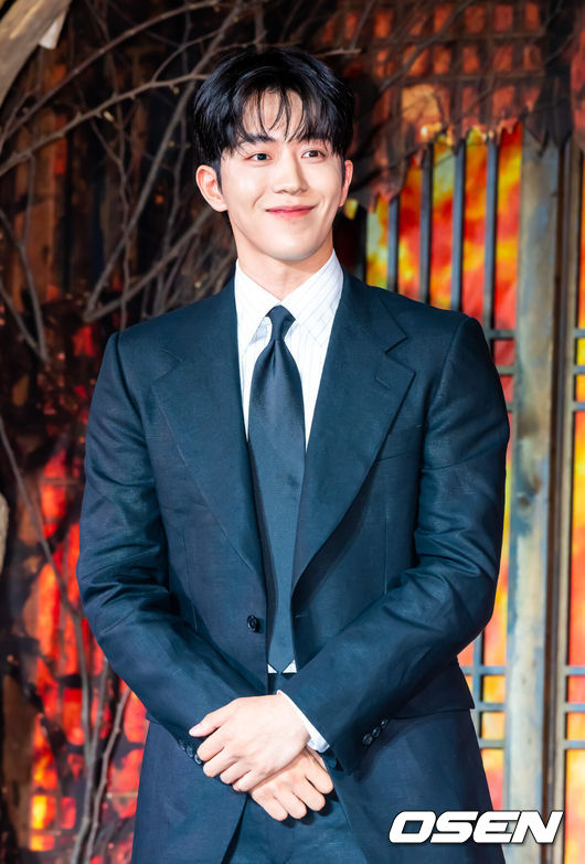 [OSEN=박준형 기자] 8일 서울 여의도 페어몬트 앰버서더 서울에서 넷플릭스 시리즈 ‘동궁’ 제작발표회가 진행됐다.넷플릭스 시리즈 ‘동궁’ 은 귀(⻤)의 세계를 넘나드는 능력을 가진 구천(남주혁)과 비밀을 간직한 궁녀 생강(노윤서)이 왕(조승우)의 부름을 받고 동궁에 깃든 저주를 파헤치면서 벌어지는 이야기로 이날 행사에는 최정규 감독과 남주혁, 노윤서, 조승우가 참석했다. 배우 남주혁이 미소 짓고 있다.  2026.07.08 / soul1014@osen.co.kr