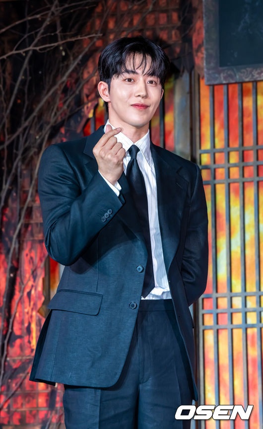 [OSEN=박준형 기자] 8일 서울 여의도 페어몬트 앰버서더 서울에서 넷플릭스 시리즈 ‘동궁’ 제작발표회가 진행됐다.넷플릭스 시리즈 ‘동궁’ 은 귀(⻤)의 세계를 넘나드는 능력을 가진 구천(남주혁)과 비밀을 간직한 궁녀 생강(노윤서)이 왕(조승우)의 부름을 받고 동궁에 깃든 저주를 파헤치면서 벌어지는 이야기로 이날 행사에는 최정규 감독과 남주혁, 노윤서, 조승가 참석했다. 배우 남주혁이 포즈를 취하고 있다.  2026.07.08 / soul1014@osen.co.kr
