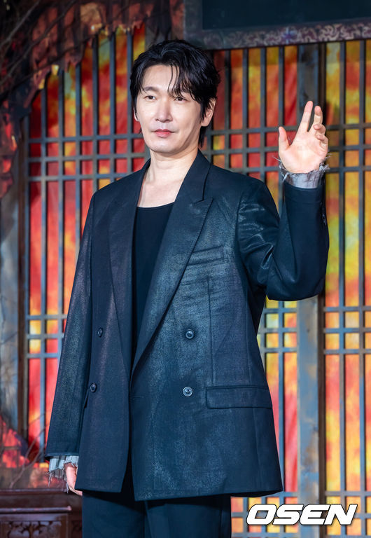 [OSEN=박준형 기자] 8일 서울 여의도 페어몬트 앰버서더 서울에서 넷플릭스 시리즈 ‘동궁’ 제작발표회가 진행됐다.넷플릭스 시리즈 ‘동궁’ 은 귀(⻤)의 세계를 넘나드는 능력을 가진 구천(남주혁)과 비밀을 간직한 궁녀 생강(노윤서)이 왕(조승우)의 부름을 받고 동궁에 깃든 저주를 파헤치면서 벌어지는 이야기로 이날 행사에는 최정규 감독과 남주혁, 노윤서, 조승가 참석했다. 배우 조승우가 포즈를 취하고 있다.  2026.07.08 / soul1014@osen.co.kr