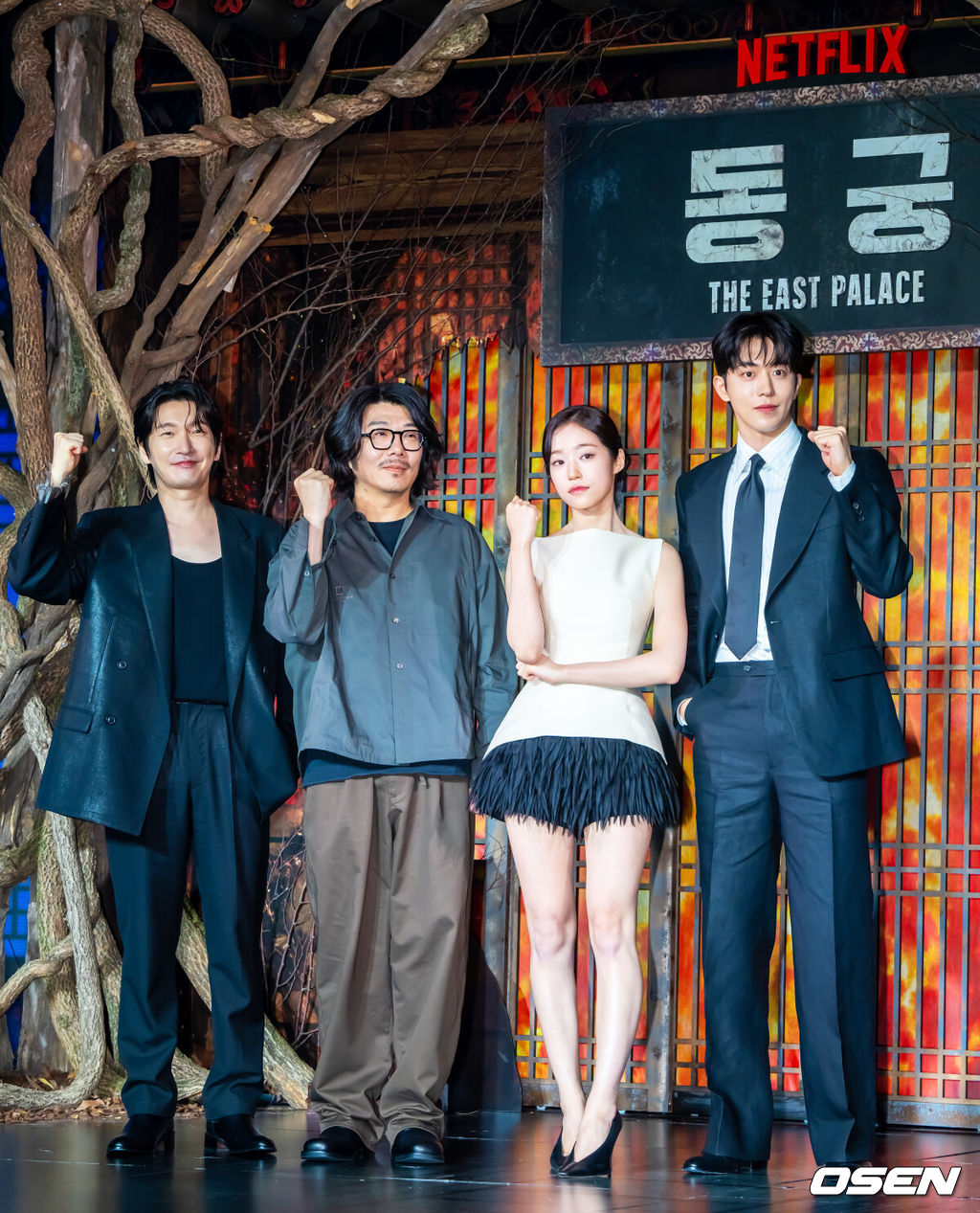 8일 서울 여의도 페어몬트 앰버서더 서울에서 넷플릭스 시리즈 ‘동궁’ 제작발표회가 진행됐다.넷플릭스 시리즈 ‘동궁’ 은 귀(⻤)의 세계를 넘나드는 능력을 가진 구천(남주혁)과 비밀을 간직한 궁녀 생강(노윤서)이 왕(조승우)의 부름을 받고 동궁에 깃든 저주를 파헤치면서 벌어지는 이야기로 이날 행사에는 최정규 감독과 남주혁, 노윤서, 조승우가 참석했다. 최정규 감독과 조승우, 노윤서, 남주혁이 포즈를 취하고 있다.  2026.07.08 / soul1014@osen.co.kr
